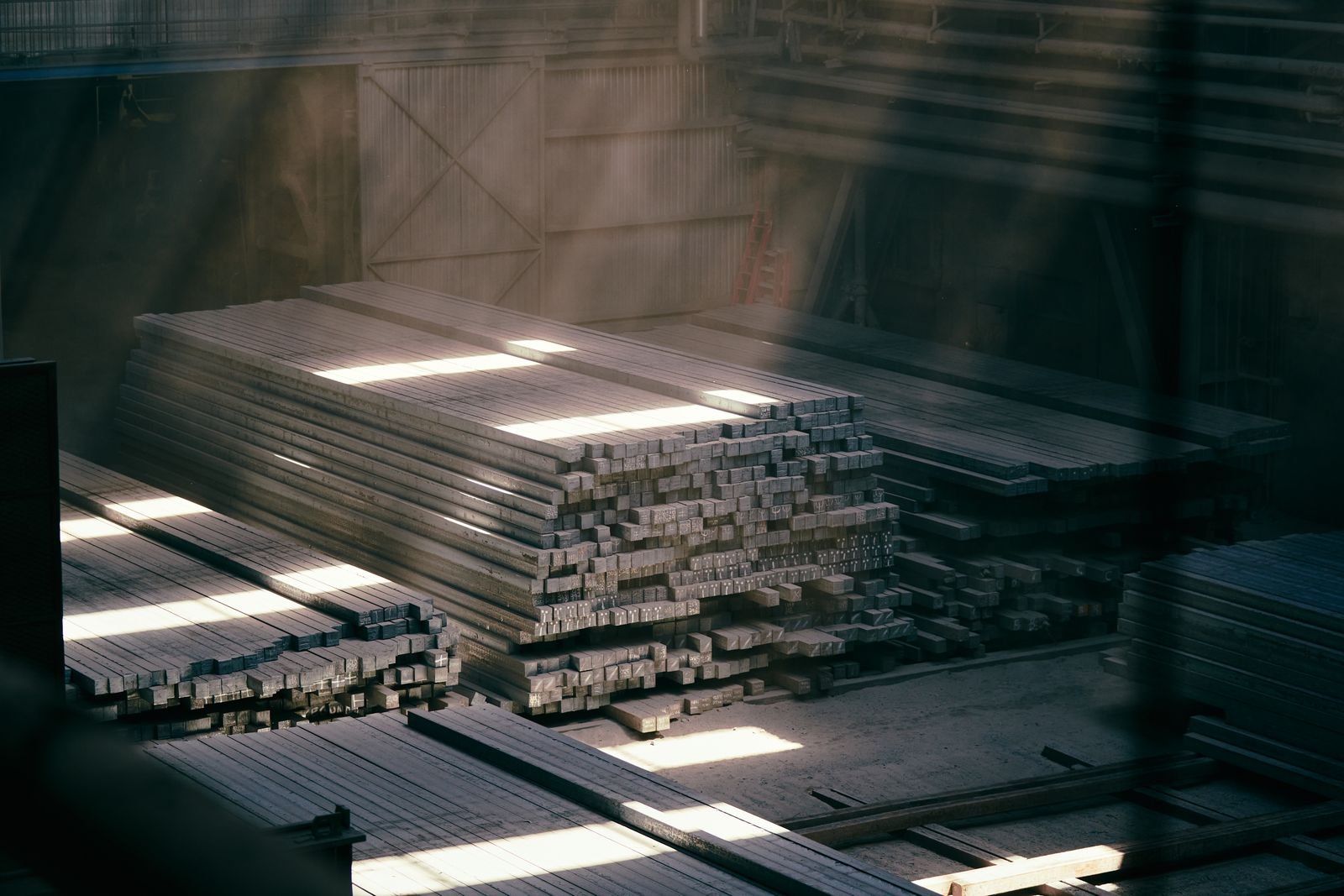 Interno di un capannone industriale con luce naturale