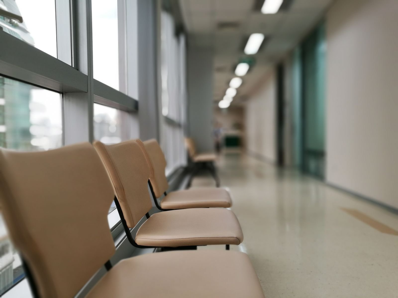 Sedie vuote nella sala d'attesa di una struttura sanitaria