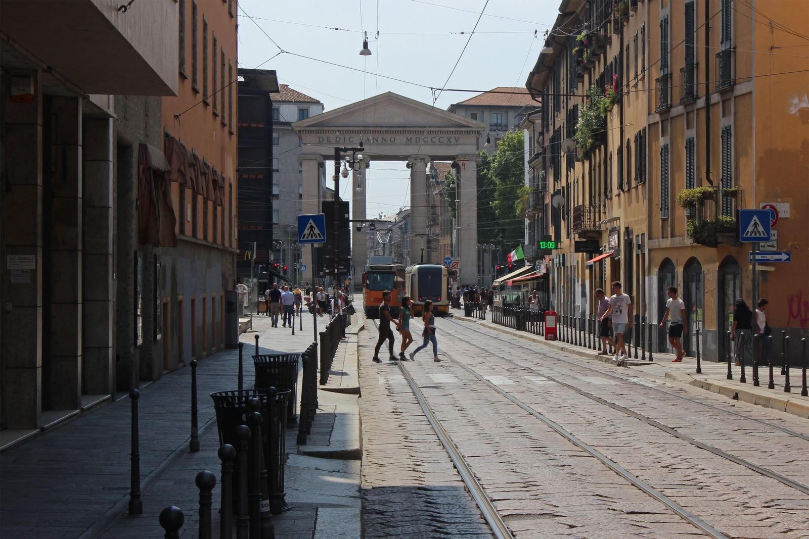 Una via di Milano nel quartiere dell'agenzia