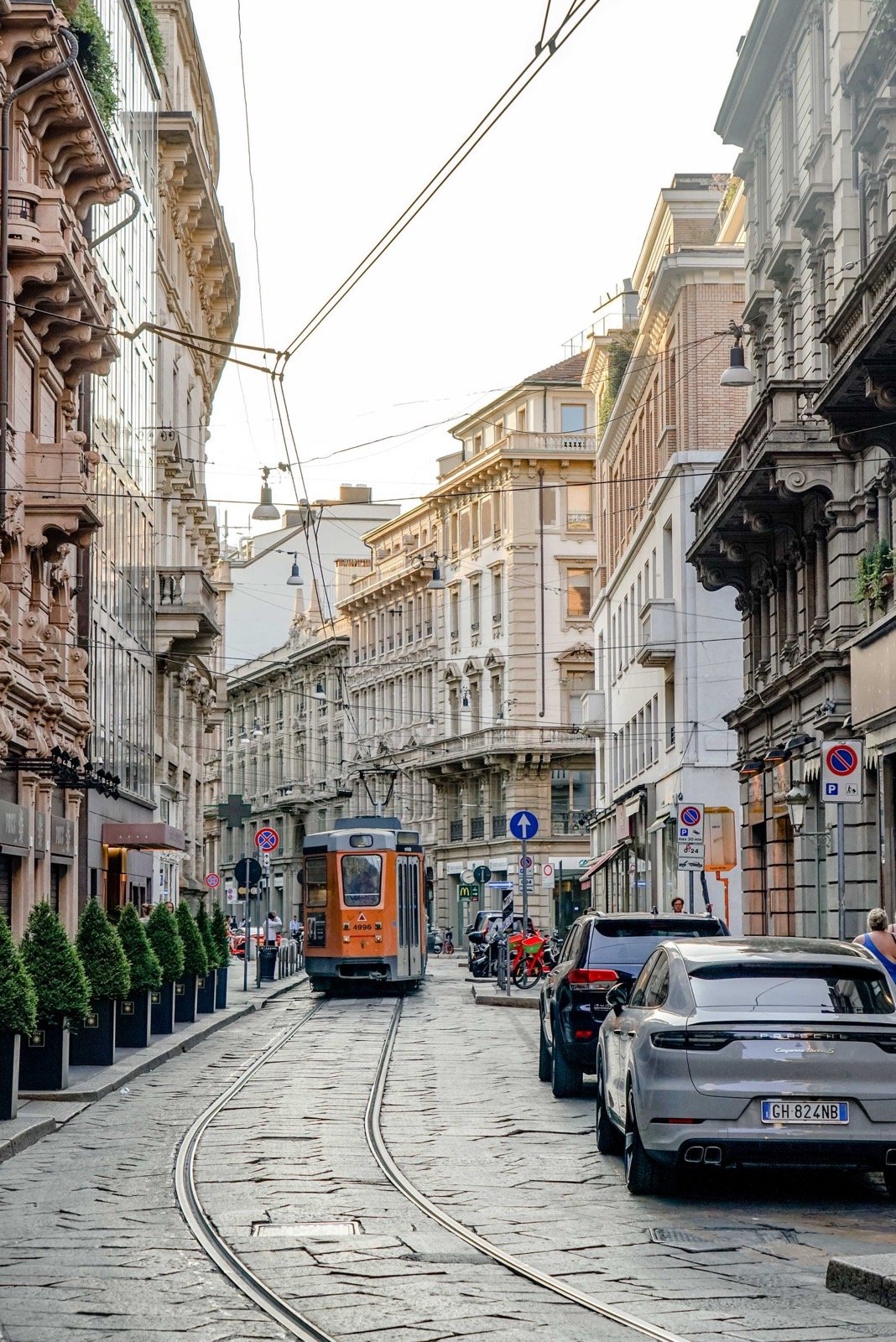 Auto e tram in una via di Milano